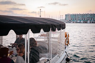 Marina del Rey: Luxury Boat Cruise with Wine & Charcuterie for 4 people