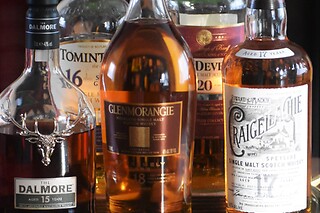 5 old Scotch whiskies high-end, from 15 to 20 years old, online tasting. For 1 person